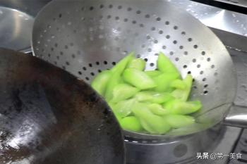 丝瓜作为夏季时令菜、和番茄绝配，维c含量高，简单一炒营养美味  -图7