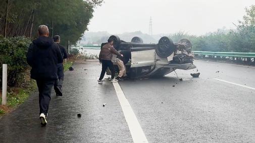 小车高速失控翻车，川台记者与路人联手救援  -图2